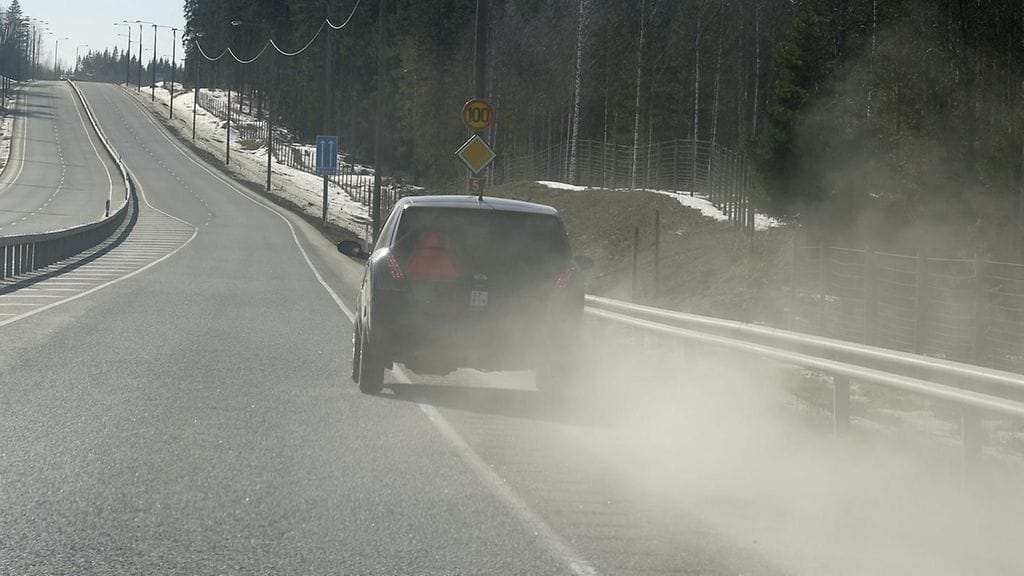 Virotessaan mopoauton törmäyksestä mies havaitsi kännykkänsä ja lompakkonsa hävinneen. Arkistokuva.