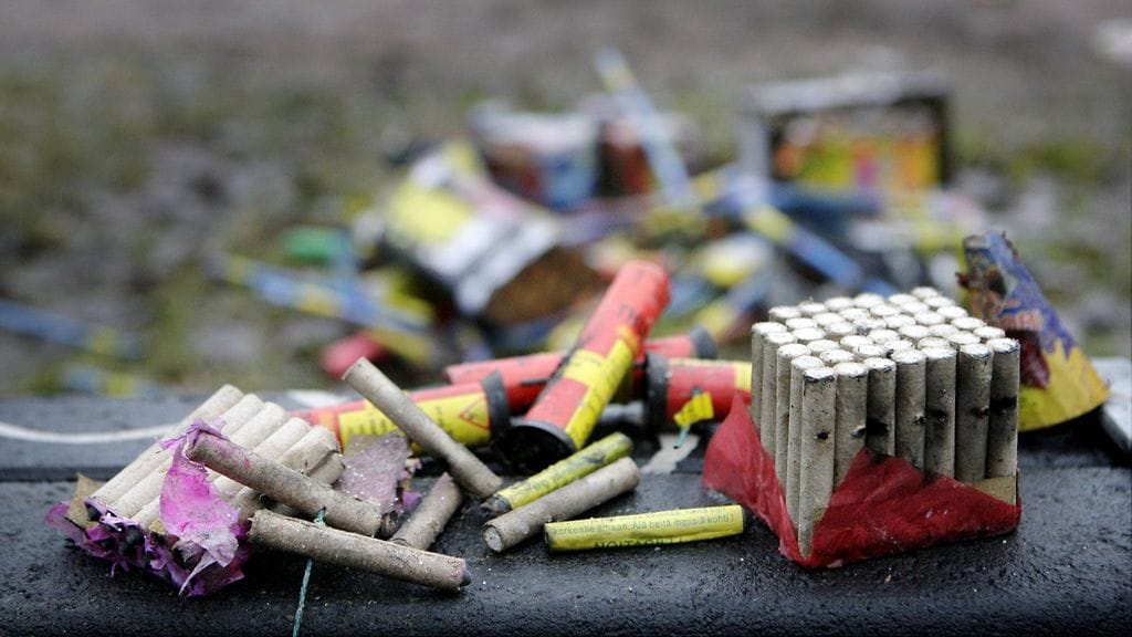 Ilotulitteiden jäännöksiä Haagassa Helsingissä 1. tammikuuta 2008.