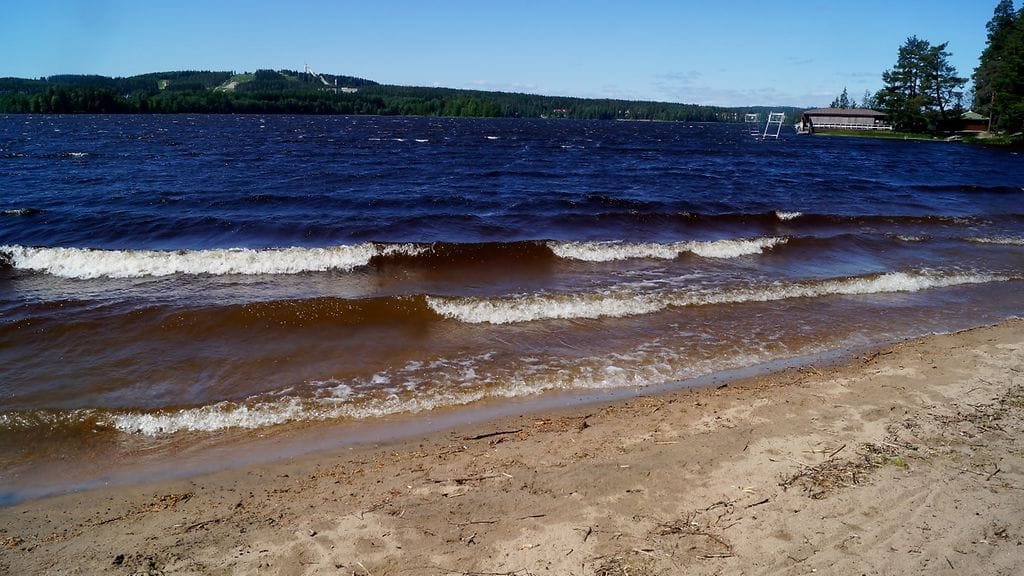 Jyväskylän Tuomiojärvi lainehti tuulen mukana keskiviikkona iltapäivällä. Kuva: Maarit Siitonen.