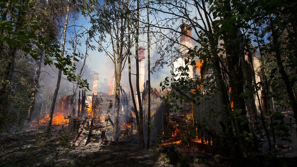 300-neliöinen autiotalo paloi maan tasalle Kotkassa eilen. Jälkisammutusta jatkettiin vielä tänään. Kuva: Sasu Mäkinen