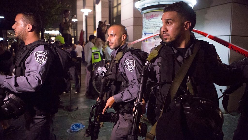Israelin joukot Tel Avivin keskustassa paikalla, jossa ammuskelu tapahtui.