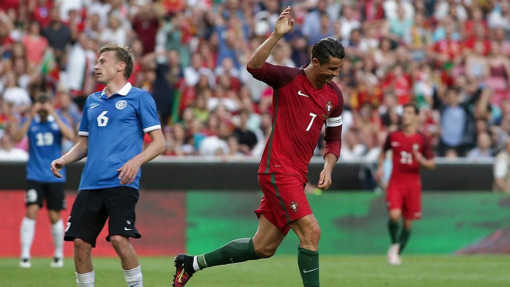 Cristiano Ronaldo johdattaa Portugalin kohti EM-kisoja. Viro joutui nöyrtymään julmin numeroin keskiviikkona.