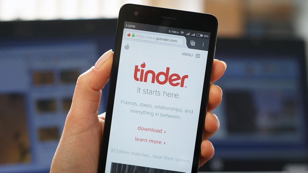 Asiansa osaava hakkeri pystyy tarkkailemaan samassa verkossa olevien käyttäjien Tinder-käyttäytymistä ja halutessaan myös manipuloimaan kuvia, joita Tinderin käyttäjä näkee.