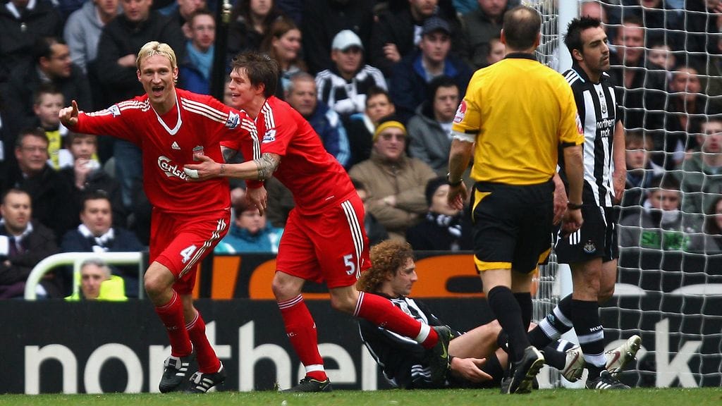 Sami Hyypiä ja Daniel Agger juhlimassa Liverpoolin maalia joulukuussa 2008.