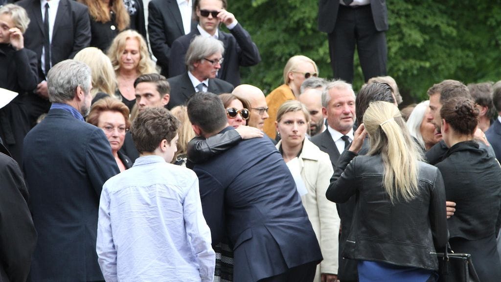 Riki Sorsan Barbara-leskeä lohdutettiin hautajaisten jälkeen.