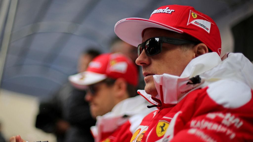 Kimi Räikkönen jakoi nimikirjoituksia toppatakissa.