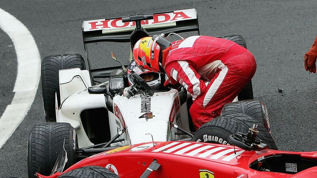 Michael Schumacher raivoaa Takuma Satolle.