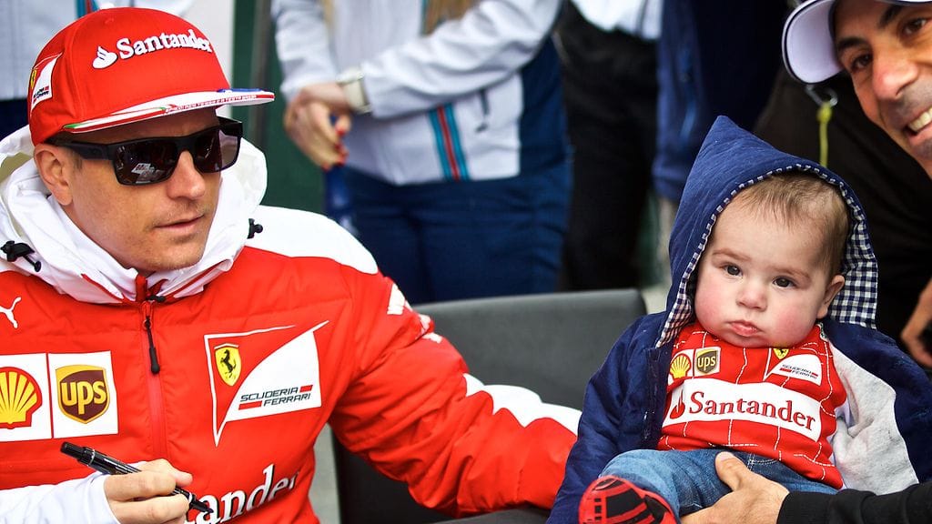 Onko tämä pikkupoika Kimi Räikkösen kaikkien aikojen suloisin fani?