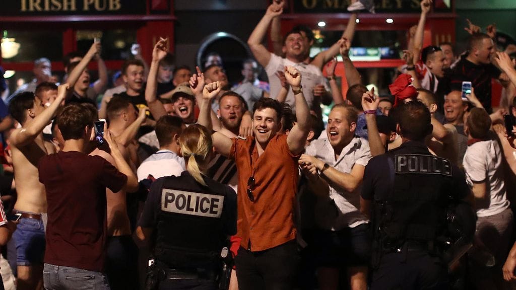 Englannin fanit ovat saapuneet sankoin joukoin EM-kisoihin Ranskaan.