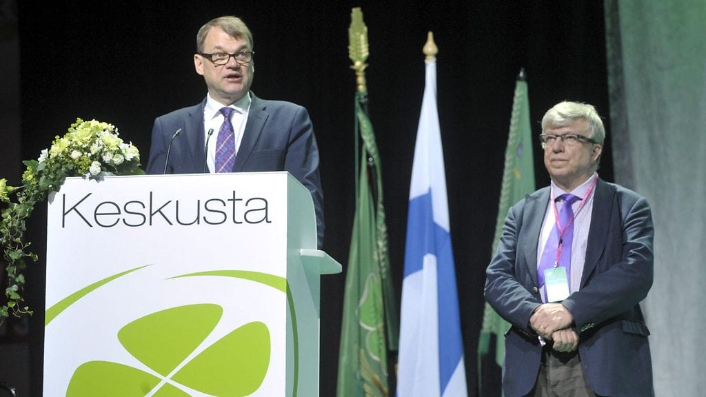 Keskustan puheenjohtaja, pääministeri Juha Sipilä puhuu keskustan puoluekokouksen avajaisjuhlassa Seinäjoella 10. kesäkuuta 2016. Oikealla seisoo Timo Laaninen, joka toimi tuolloin puoluesihteerinä.