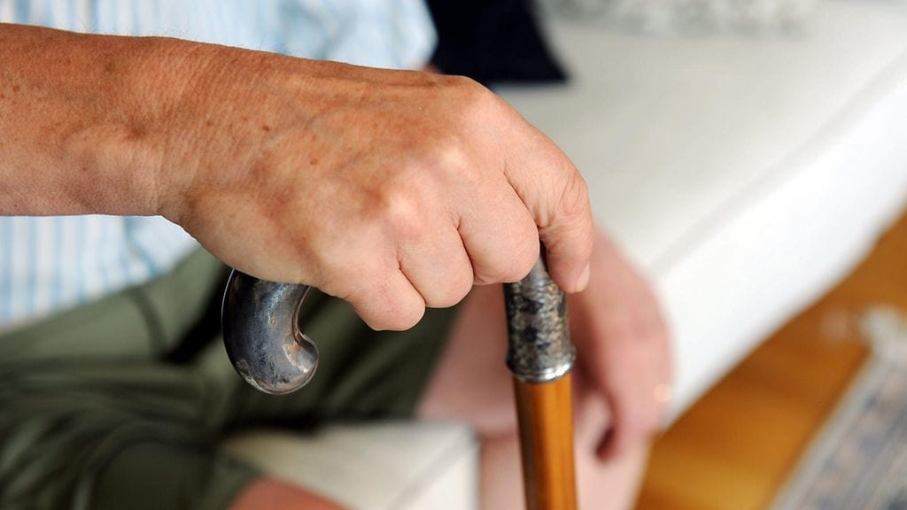 Ikäihminen saattaa peitellä ruhjeita, kaatumisia, auto-onnettomuuksia, rahahuoliaan tai alkoholinkäyttöään.