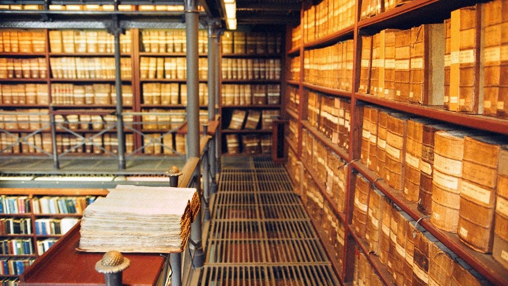 Kuvituskuvassa Kansallisarkiston vanha tutkijasali.