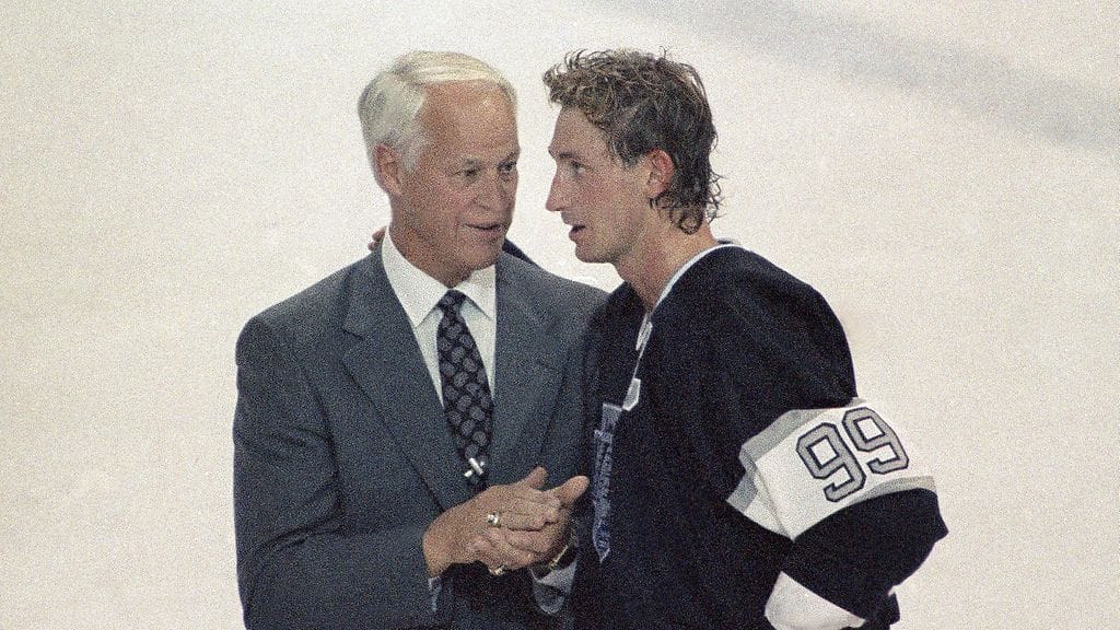 Gordie Howe ja Wayne Gretzky vuonna 1989, kun Gretzky oli ohittanut Howen kaikkien aikojen pistetilastossa.
