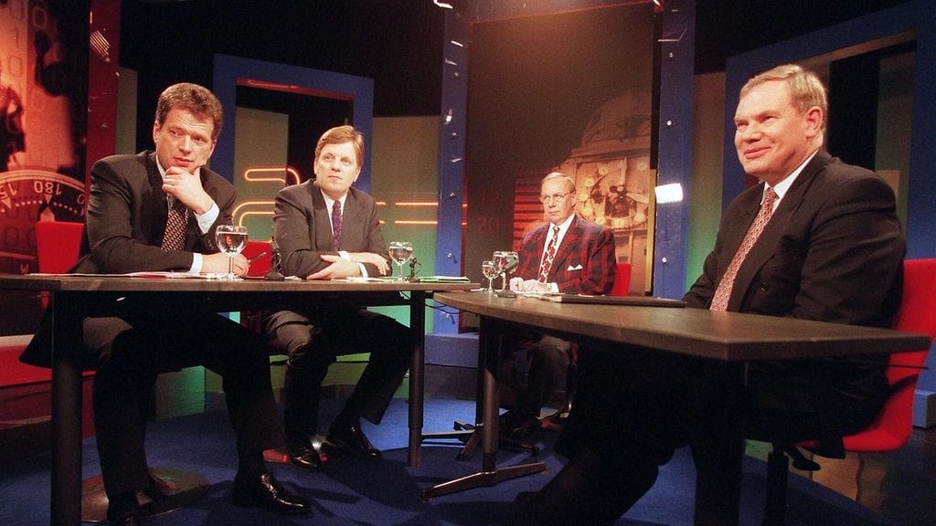 Pekka Oksala tunnettiin erityisesti vaalitenttien vetäjänä. Vuonna 1997 otetussa kuvassa Oksala (toinen oik.) tenttasi silloista pääministeriä Paavo Lipposta (oik.), kokoomuksen puheenjohtajaa Sauli Niinistöä (vas.) ja keskustan puheenjohtajaa Esko Ahoa (toinen vas.).