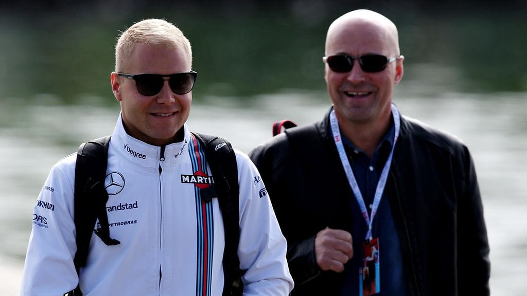 Valtteri Bottas kävelee isänsä Raunon kanssa Montrealissa.