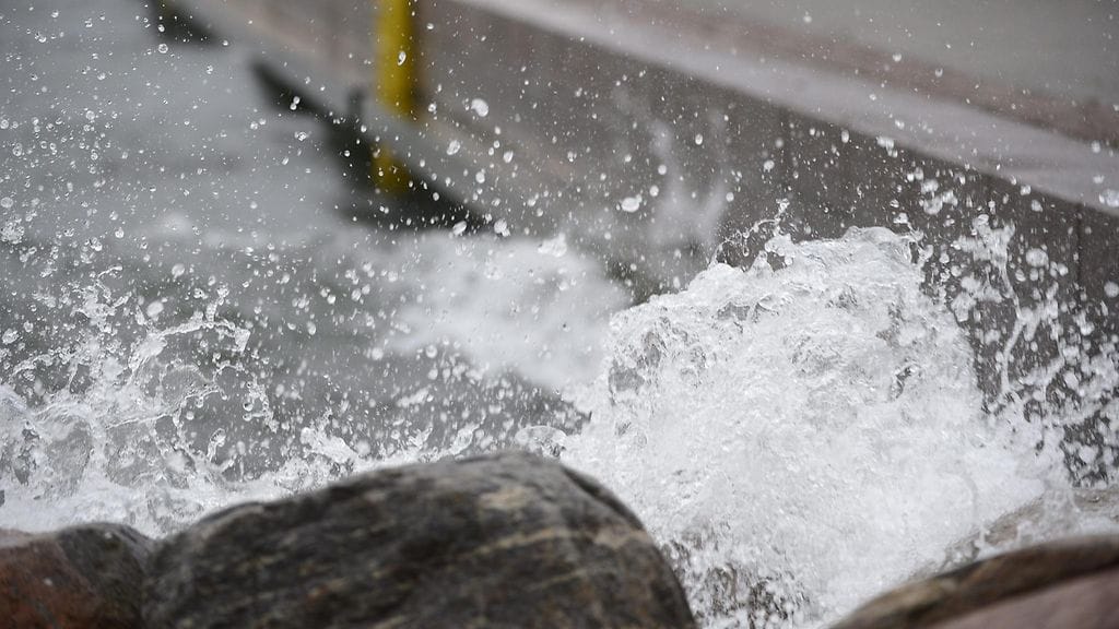 Suomenlahdella on voimassa kovan tuulen varoitus. Kovan tuulen nostattamia tyrskyjä Eiranrannassa Helsingissä 29. lokakuuta 2014.