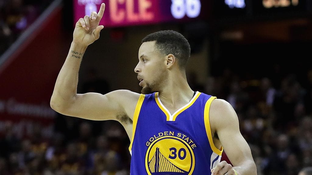 Stephen Curry loisti neljännessä finaalissa.