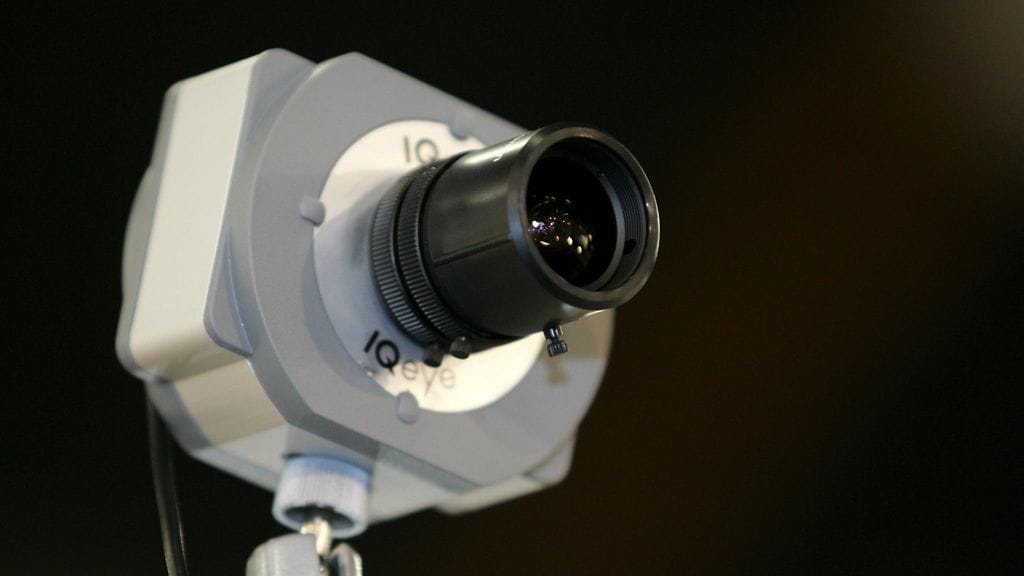 Syytteen mukaan kameralla pystyi kuvaamaan asuntoa laajasti, sillä sen kuvausalueella olivat muun muassa uhrin makuuhuone sekä suihku- ja wc-tilojen ovet.