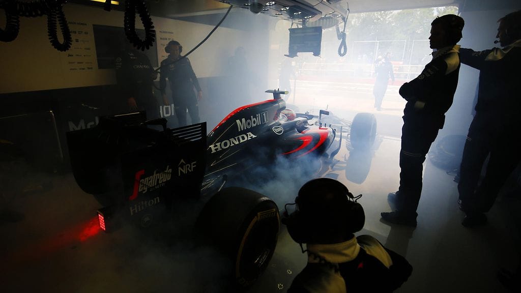 Jenson Buttonin auto savutti sankasti perjantain harjoituksissa Montrealissa.