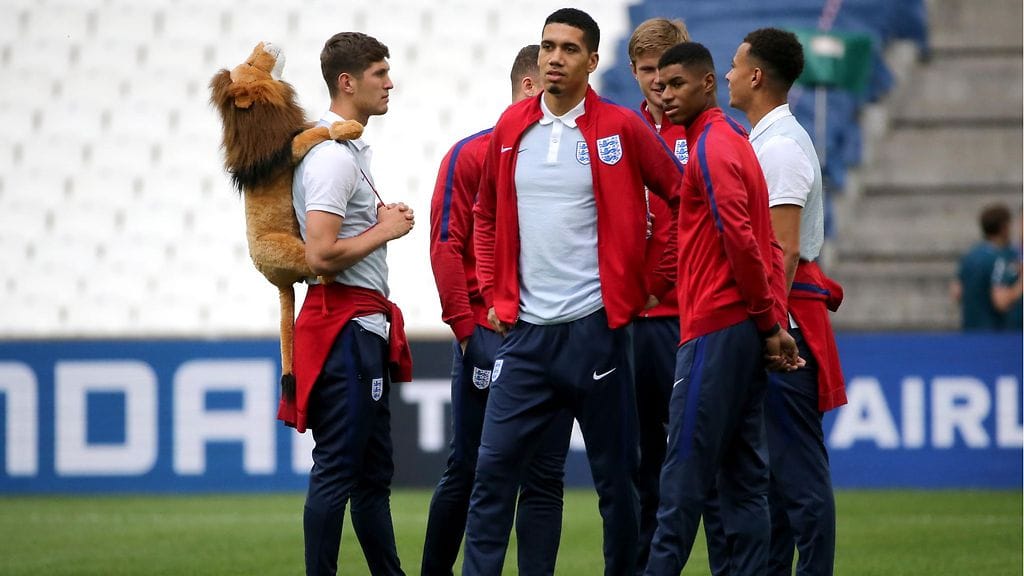 Evertonin toppari John Stones raijasi leijonaa mukanaan, kun Englannin joukkue tutustui.