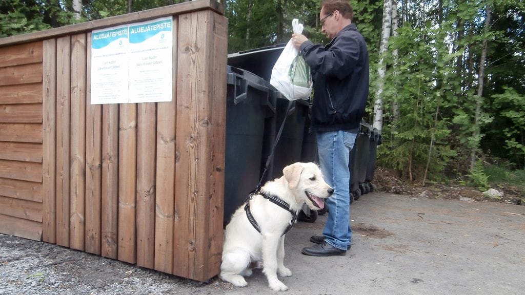 Mies vie roskia aluejätepisteeseen Ruovedellä 4. kesäkuuta 2016. Monet kesämökkiläiset vievät jätteitään haja-asutusalueiden maksullisiin aluekeräyspisteisiin. Pirkanmaan Jätehuolto perii vapaa-ajan asunnoilta vuosimaksua noin 60 euroa ja vakinaisilta asunnoilta vajaat 108 euroa.