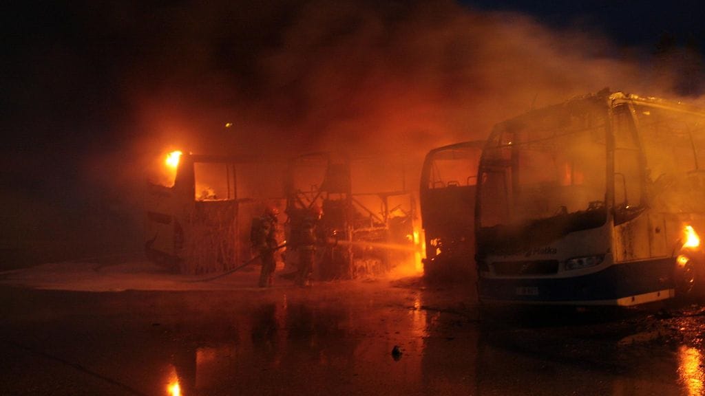 Linja-autoja palaa Linja-autovarikolla Vantaalla torstain ja perjantain välisenä yönä 10. kesäkuuta 2016. HANDOUT: Keski-Uusimaan pelastuslaitos.