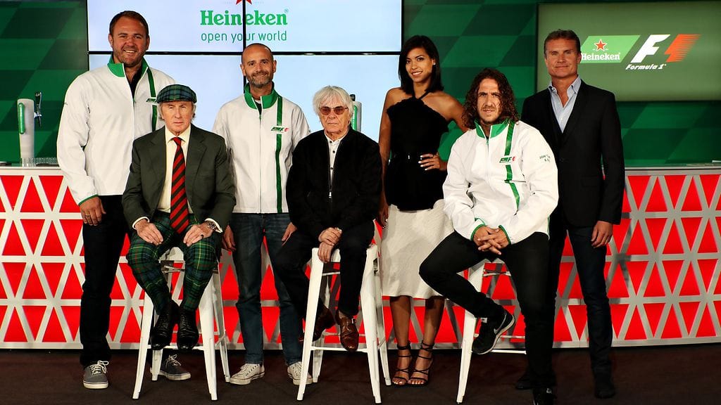 Heinekenin Gianluca Di Tondo, Sir Jackie Stewart, Heinekenin Scott Quinnell, Bernie Ecclestone, Stephanie Sigman, Carles Puyol ja David Coulthard F1-sarjan ja Heinekenin yhteistyölanseerauksessa.