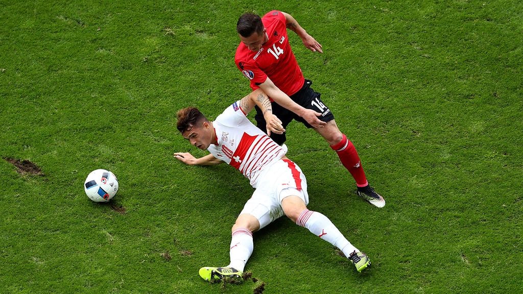Taulant Xhaka (punainen peliasu) ja velipoika Granit Xhaka