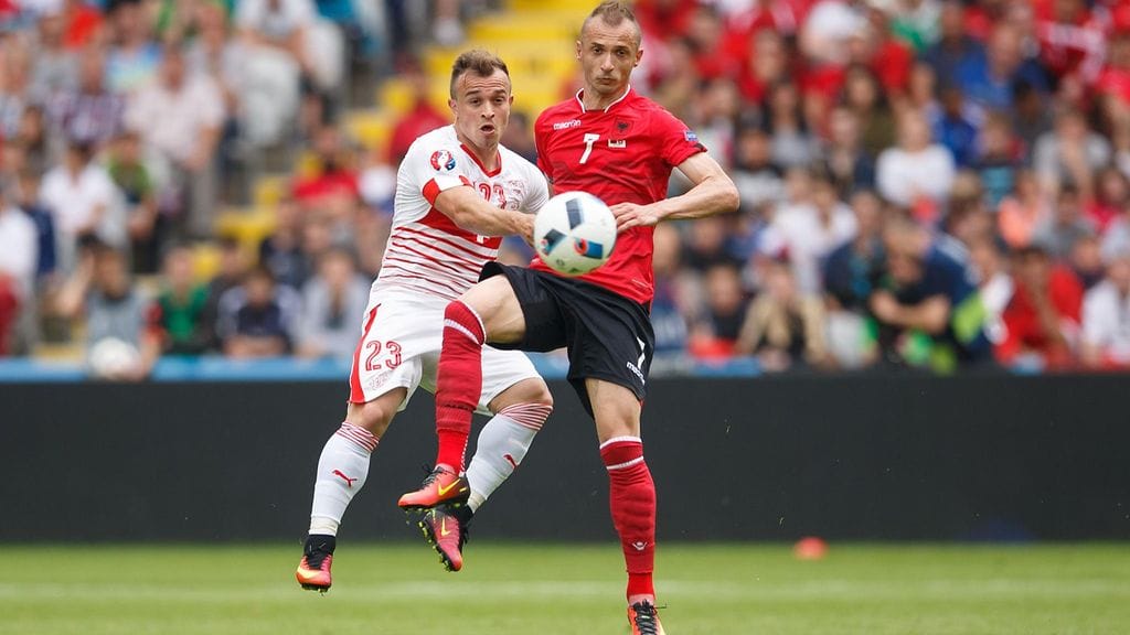 Ansi Agolli (punainen paita) ja Sveitsin Xherdan Shaqiri EM-kisoissa 2016