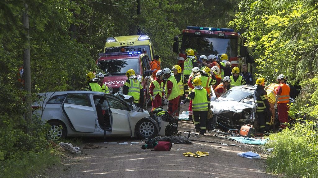 Poliisi tutkii Miehikkälän auto-onnettomuuden syytä. Autojen vaurioista päätellen yhteentörmäys on ollut raju.