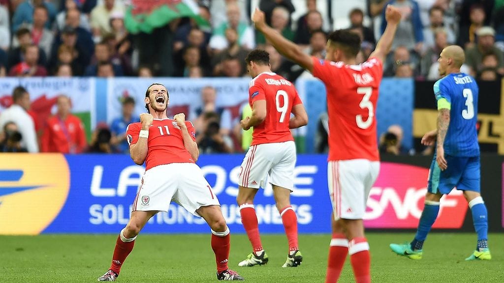 Gareth Bale (vas.) ja muut waleisilaiset ottivat ilon irti voitosta.