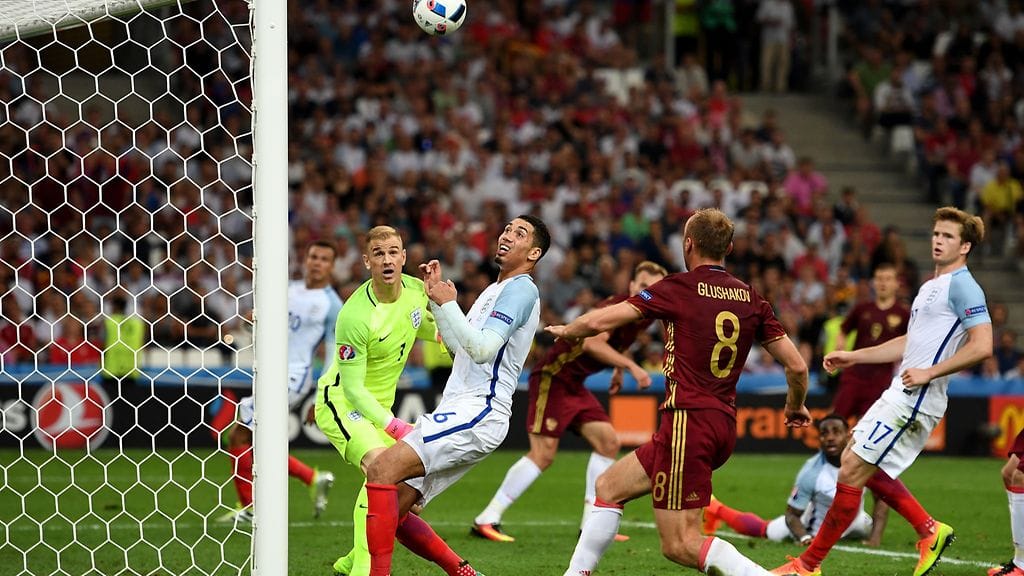 Denis Glushakov ohjasi tasoituksen maaliviivalta.