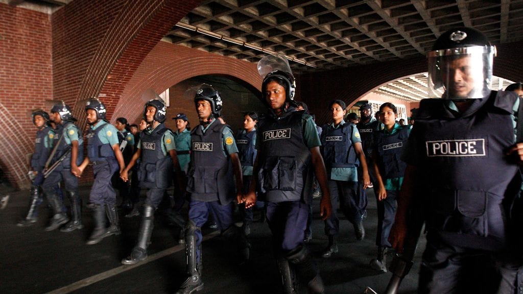 Bangladeshin poliisi vuoden 2012 mielenosoitusten aikaan.