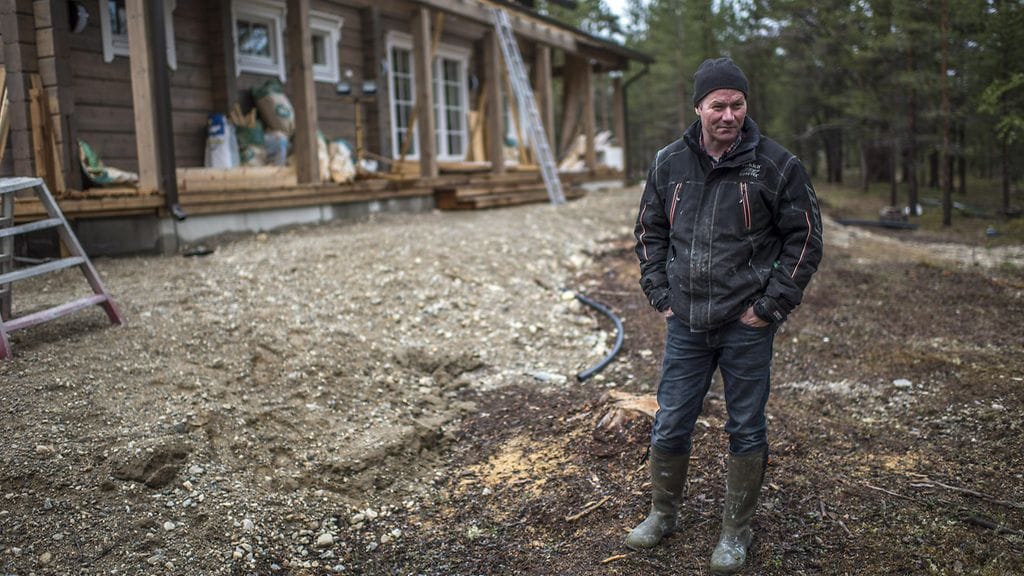 Muddusjärven paliskunnan poroisäntä Osmo Seurujärvi uskoo, että mahdollinen Jäämeren rata aiheuttaisi paljon porovahinkoja. Seurujärvi viimeisteli uutta taloaan Partakossa, joka sijaitsee Norjan Kirkkoniemeen johtavan Sevettijärventien varrella Inarissa 9. kesäkuuta 2016.