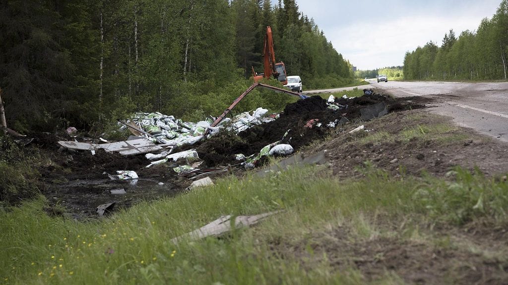 Kaksi lasta kuoli ja kolme loukkaantui lauantaina 11. kesäkuuta kuorma-auton suistuttua ojaan Kolarissa. Poliisin mukaan kuorma-auton hyttiosassa oli tapahtumahetkellä kuljettaja ja viisi alaikäistä lasta. Tapahtumapaikka kuvattu sunnuntaina 12. kesäkuuta 2016.