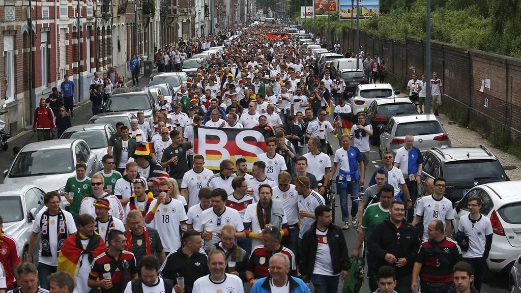 Suurin osa jalkapallofaneista marssi rauhallisissa tunnelmissa stadionille. Kaupungilla nähtiin kuitenkin myös väkivaltaisia yhteenottoja.