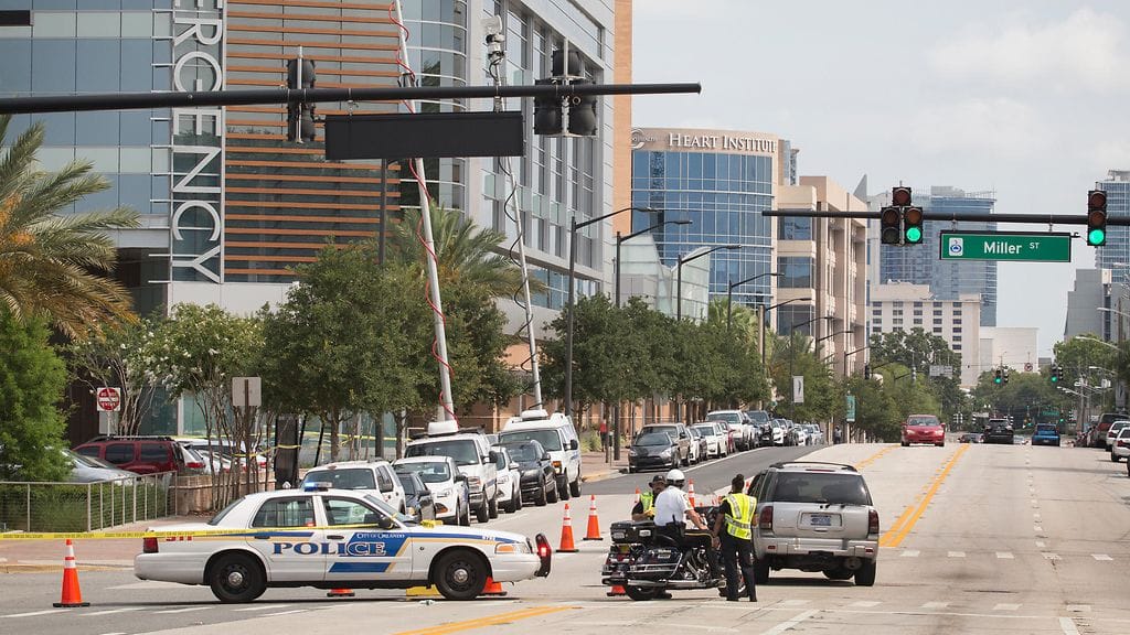 Ammuskelupaikan lähistöllä sijaitsee Orlandon terveyskeskus, johon osa loukkaantuneista kiidätettiin hoitoon.