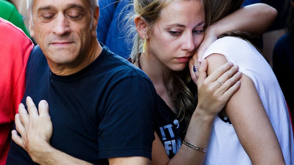 Ihmiset kokoontuivat suremaan Orlandon joukkosurmaa eilen New Yorkissa.