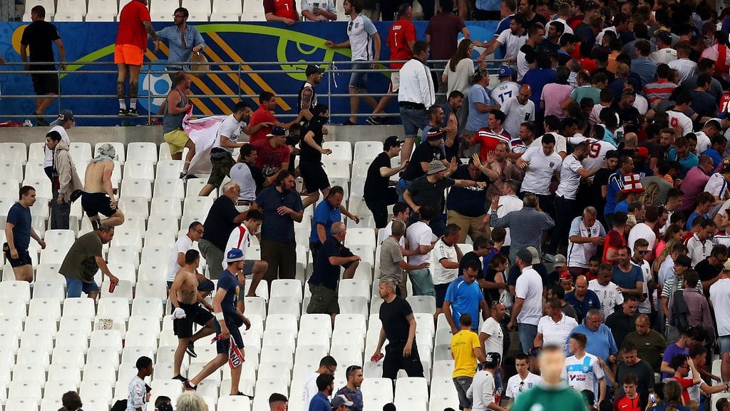 Englannin ja Venäjän välinen EM-ottelu päättyi kaaokseen.