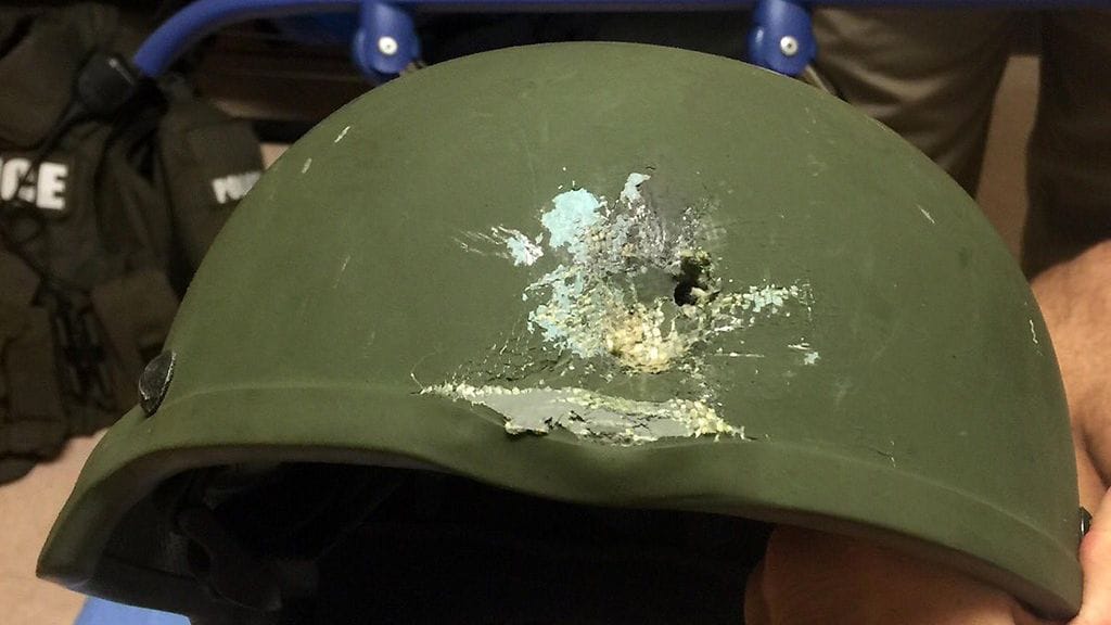 Orlandon poliisin julkaisema kuva kypärästä, joka pelasti yhden operaatioon osallistuneen viranomaisen hengen.