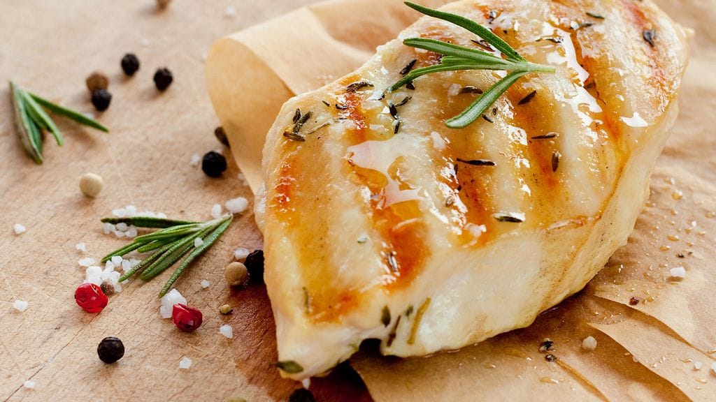 Broileri on mahdollista kypsentää myös kotioloissa erityisen mehukkaaksi.