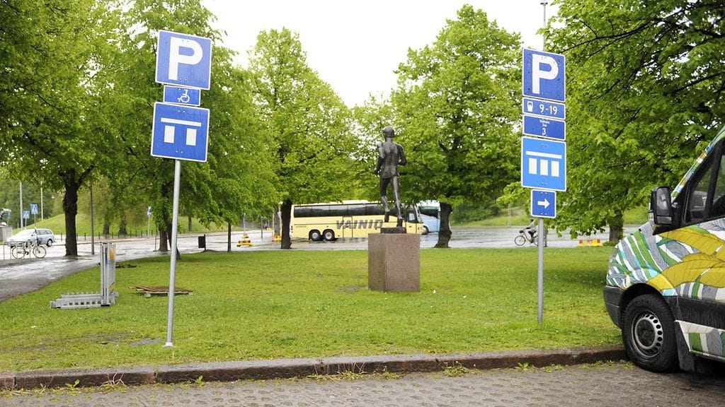 Parkkialue alkaa siitä, missä liikennemerkki sijaitsee. Tämä parkkipaikka on Helsingissä.