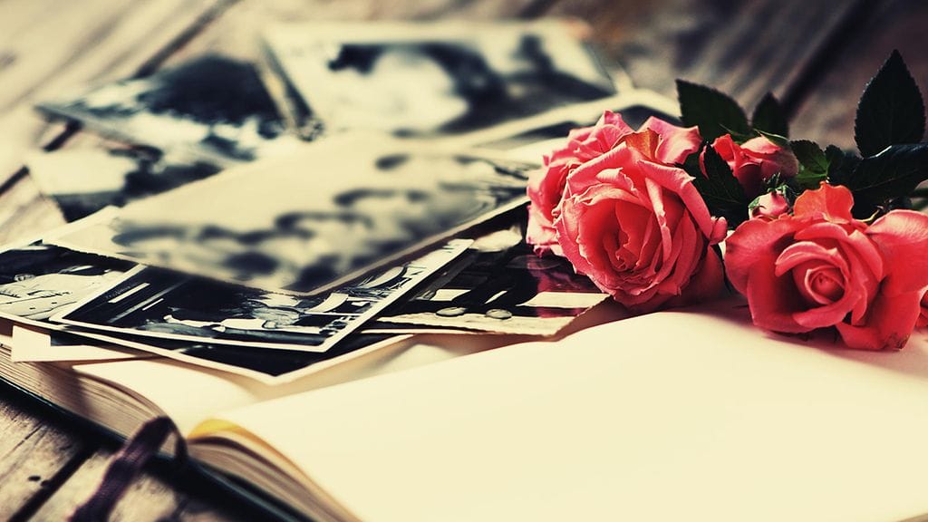 Valokuva-albumeista voi löytyä yllättäviäkin muistoja.