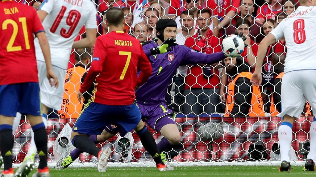 Alvaro Morata hätyytteli heti Petr Cechiä.
