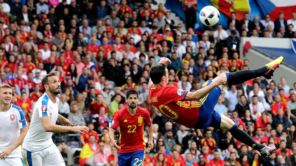 Aritz Aduriz antoi tyylinäytteen.