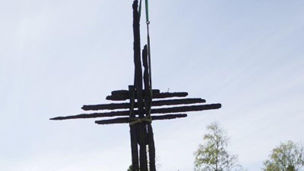 Risti on noussut alttarin paikalle.