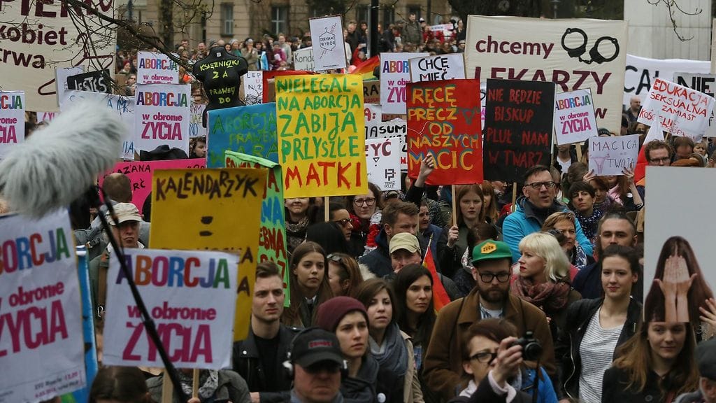 Mielenosoittajat vastustivat aborttilain tiukentamista Puolassa huhtikuussa 2016.
