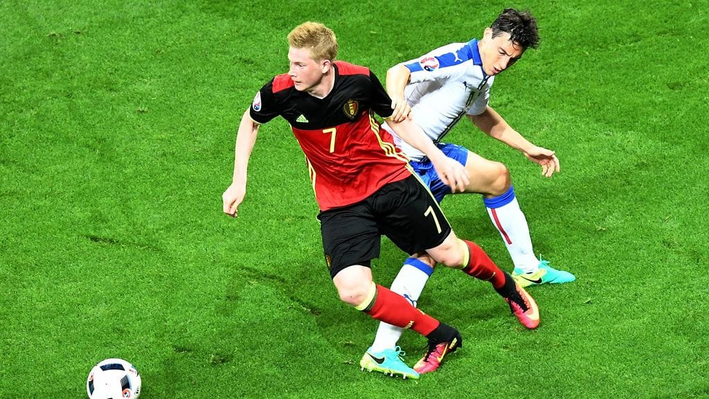 Kevin De Bruyne taisteli Italian Matteo Darmianin kanssa.