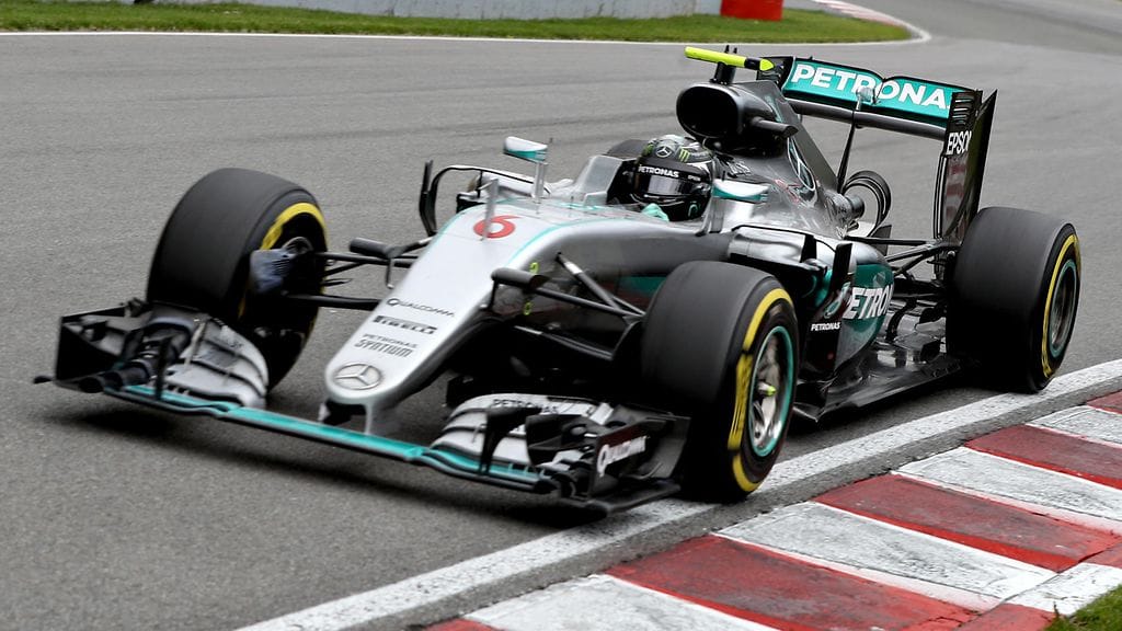 Nico Rosbergilla oli kädet täynnä Montrealin radalla.