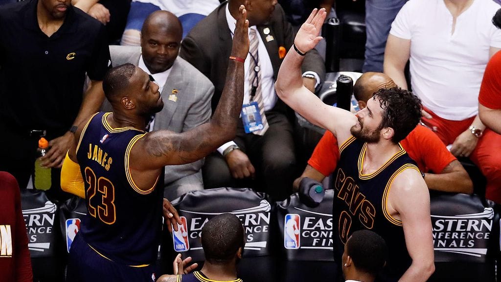 LeBron James ja Kevin Love olivat samalla sivulla itälohkon finaaleissa. Maanantaina oli viileämpää.